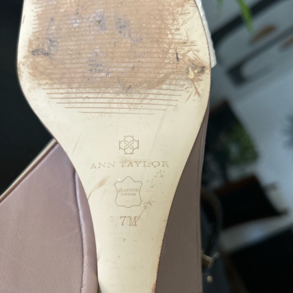 FREE FANNY PACK/ ANN TAYLOR GENIUNE LEATHER HEELS - Picture 4 of 5